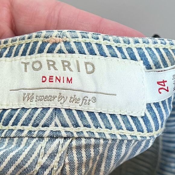 Torrid Linen Tie Front Short High Rise Cuffed Shorts Black Women Plus Sz 20 NWT - Picture 2 of 7